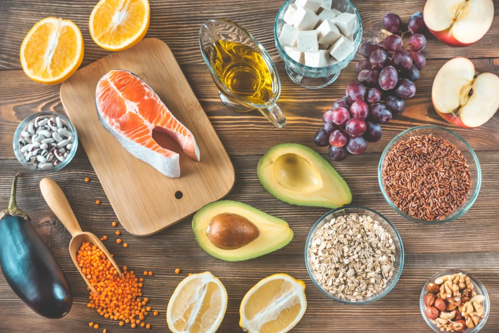 l'immagine rappresenta alimenti che aiutano a tenere sotto controllo il colesterolo