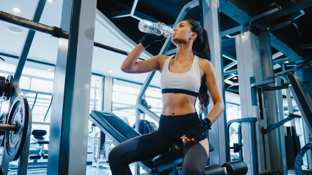 l'immagine rappresenta una sportiva che reintegra dopo l'allenamento