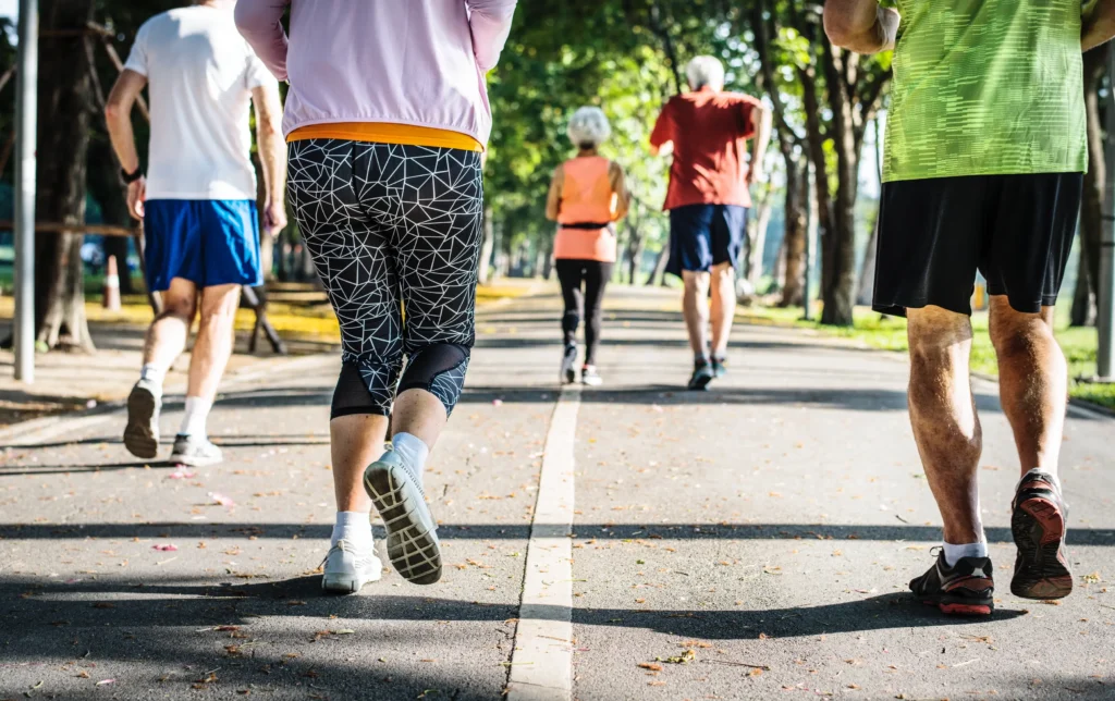 l'immagine rappresenta un gruppo di persone che pratica sport