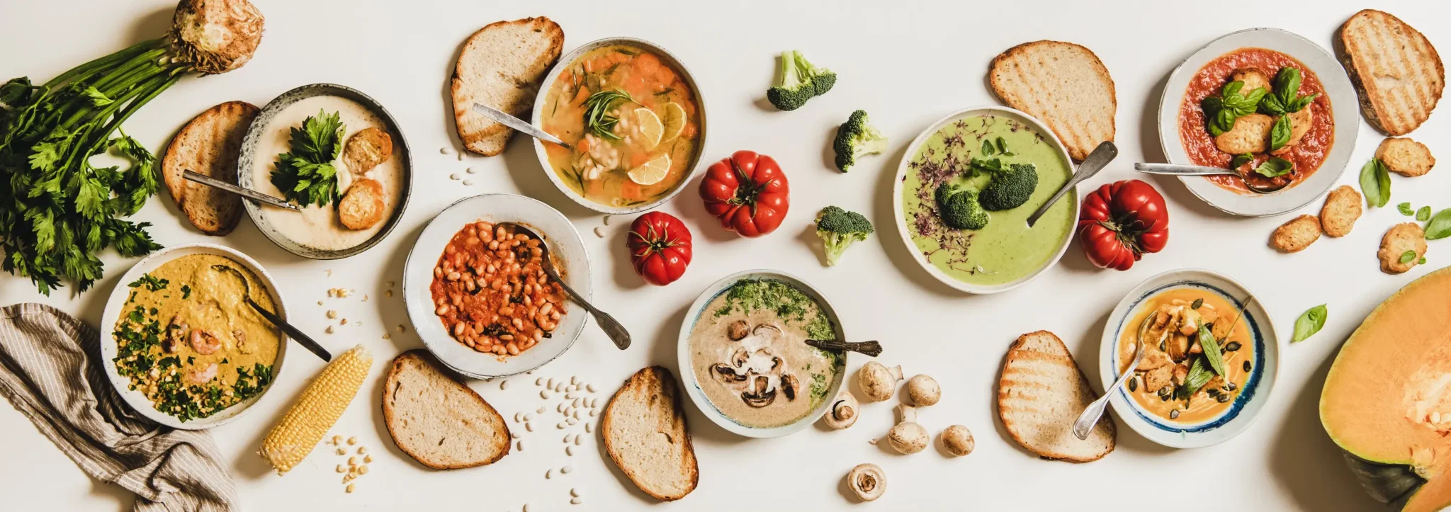 l'immagine rappresenta diversi tipi di piatti della dieta vegetariana
