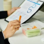 spuntino a lavoro con verdure tagliate, si consiglia di consumare pasti piccoli e frequenti con morbo di crohn